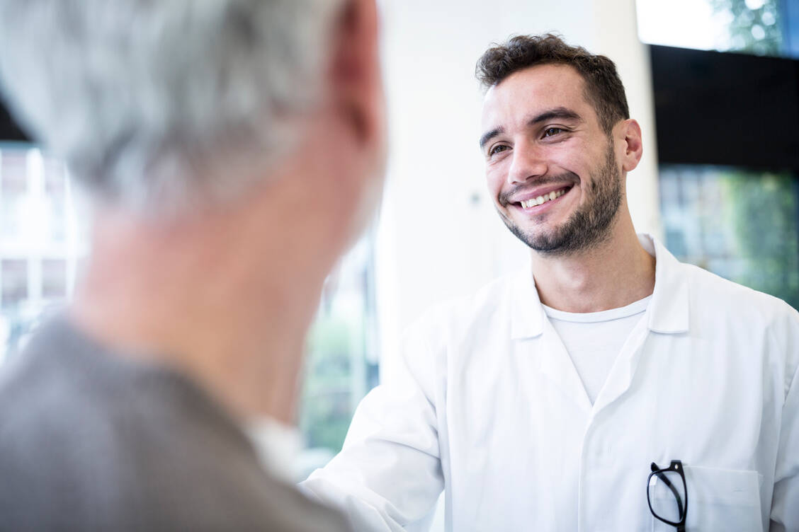 Der Referentenentwurf zum Gesundes-Herz-Gesetz sieht neue pharmazeutische Dienstleistungen vor, die der BPhD begrüßt. Sie umfassen Beratungen und Check-Ups zu Diabetes,  Herz-Kreislauf- und tabakassoziierten Erkrankungen. / Foto: Getty Images/Westend61