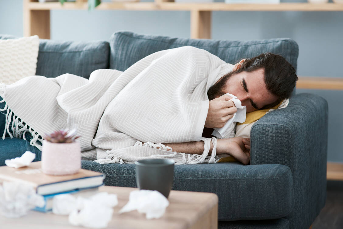 Schnupfen tritt sowohl bei Covid-19 als auch bei einer Influenza-Grippe eher selten auf. Fast immer kommt es jedoch bei Allergie und grippalen Infekten zu diesem Symptom.  / Foto: Getty Images/PeopleImages