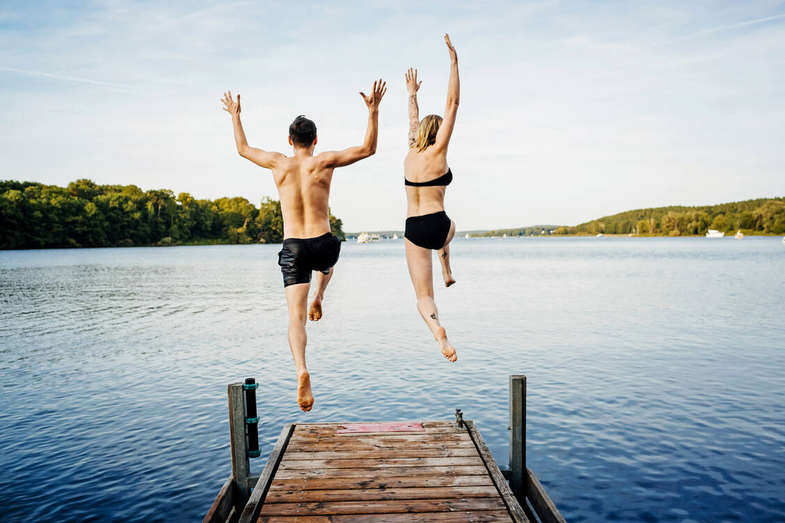 Das Chlor in Schwimmbädern und die Durchmischung in größeren Gewässern sorgen dafür, dass man sich im Wasser selbst wohl nicht mit dem Coronavirus ansteckt – zu anderen Badenden sollte man jedoch Abstand halten. / Foto: iStock/TommL
