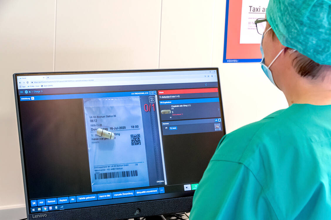 Die Tütchen mit den abgepackten Medikamenten werden automatisch und im Zweifel auch noch einmal manuell von Fachpersonal kontrolliert. / Foto: UKB/Raphael Mueller