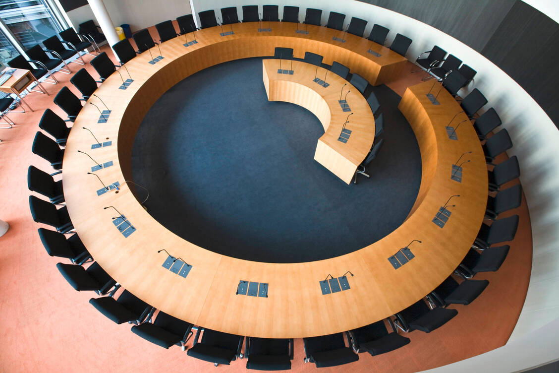 Die Oppositionsfraktionen wollen schon bald eine neue Sondersitzung zur AvP-Insolvenz, die Koalition will das nicht und weist die Vorwürfe zurück. / Foto: imago stock&people