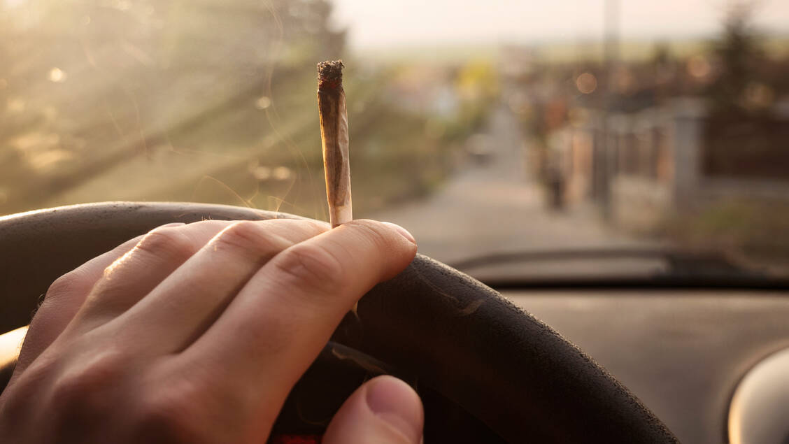 Das berauschte Fahren soll auch nach der Legalisierung verboten bleiben.  / Foto: IMAGO/Pond5 Images