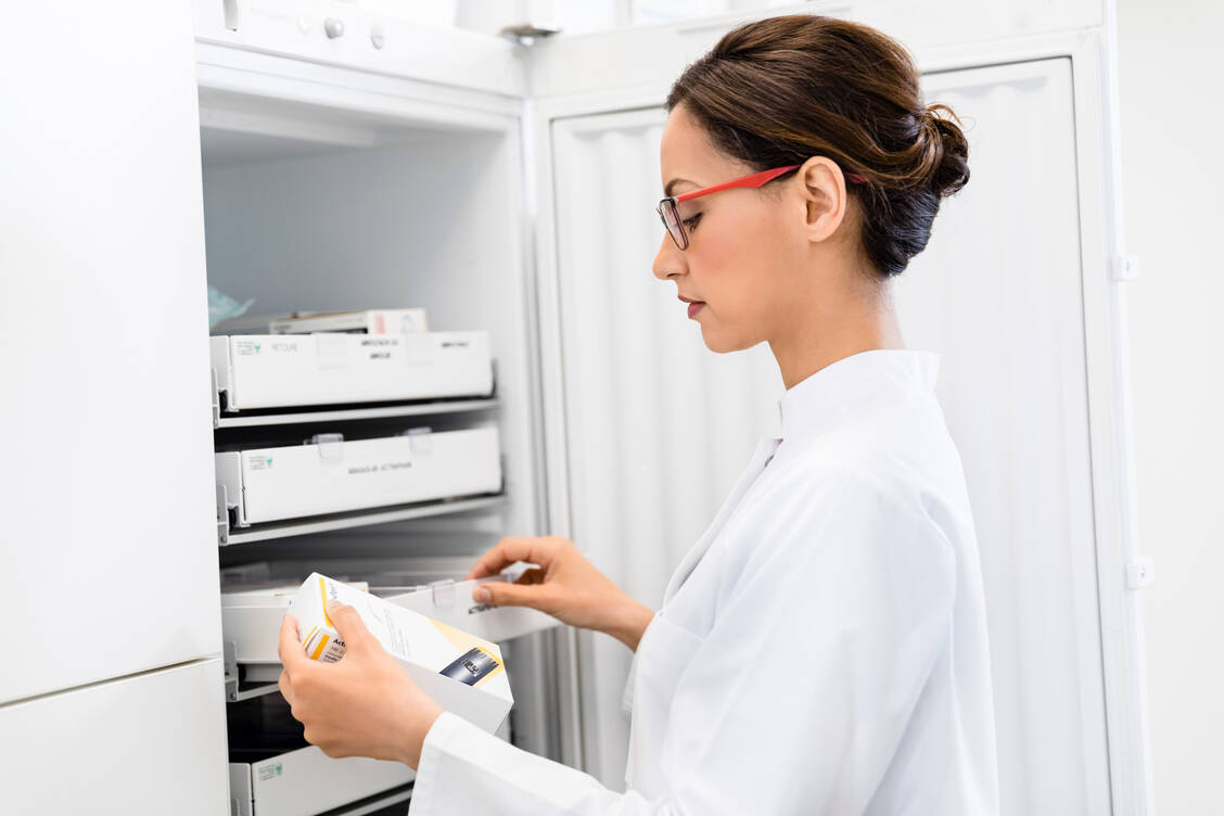 Für die normale Arzneimittel-Lieferkette  ist unter den zugelassenen Covid-19-Impfstoffen bislang nur der von Astra-Zeneca geeignet. Er  kann bei 2 bis 8 °C gelagert werden.  / Foto: ABDA
