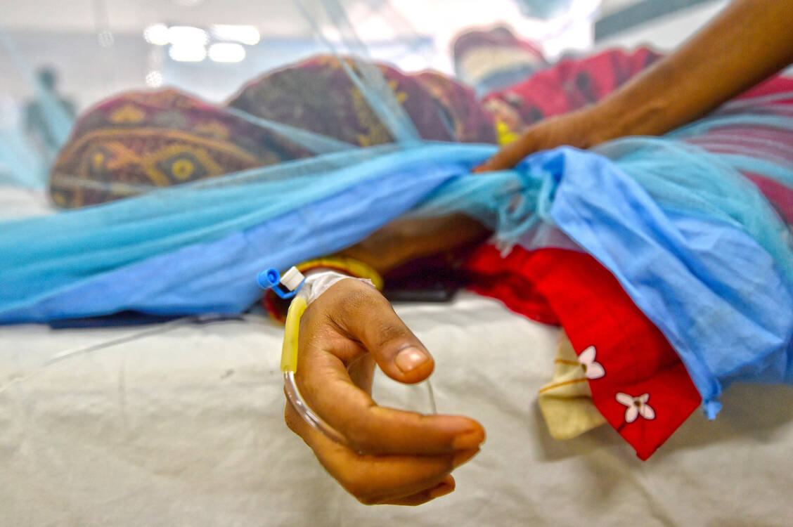 Bislang gibt es keine spezifische Therapie gegen Denguefieber. Stattdessen werden wie bei dieser Frau in Bangladesch die Symptome behandelt. Wegen der starken Schmerzen wird die Erkrankung auch als Knochenbrecher-Fieber bezeichnet. / Foto: Imago Images/Xinhua