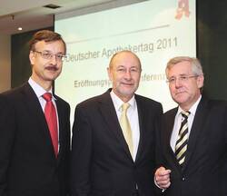 ABDA-Haupt­geschäftsführer  Dr. Sebastian Schmitz, ABDA-Präsident  Heinz-Günter Wolf und ABDA-Geschäftsführer Karl-Heinz Resch  (von links) informierten Presse­vertreter über die  aktuelle wirtschaftliche Lage der Apotheken und formulierten ihre  Forderungen an die  Politiker.