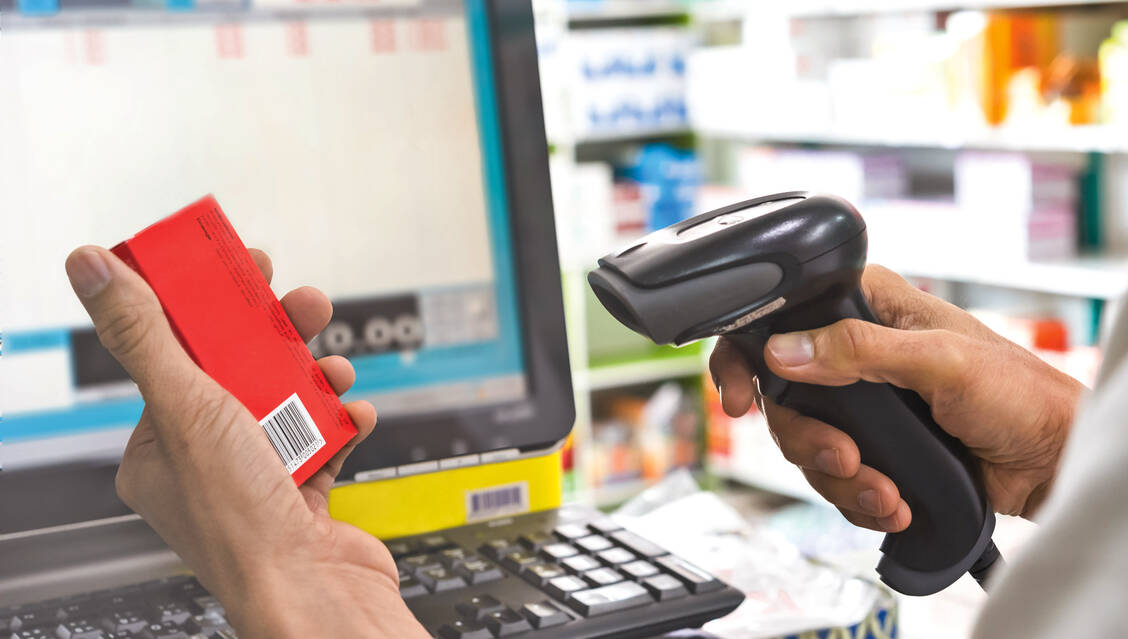 Wann kommen Fehlalarme zustande? Eine neue Übersicht soll Apothekenteams dabei helfen, Probleme im Umgang mit Securpharm schneller zu erkennen. / Foto: Shutterstock/toons17