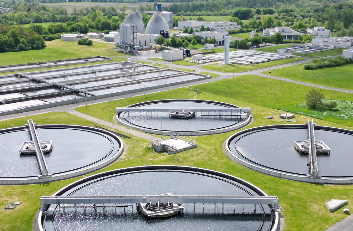Die überarbeitete Kommunalabwasserrichtlinie (KARL) sieht eine vierte Reinigungsstufe für Spurenstoffe vor, an deren Kosten sich Pharma- und Kosmetikhersteller zu mindestens 80 Prozent beteiligen sollen und die bis zum 31. Juli 2027 in nationales Recht umgesetzt werden muss. / © Imago/Steffen Schellhorn