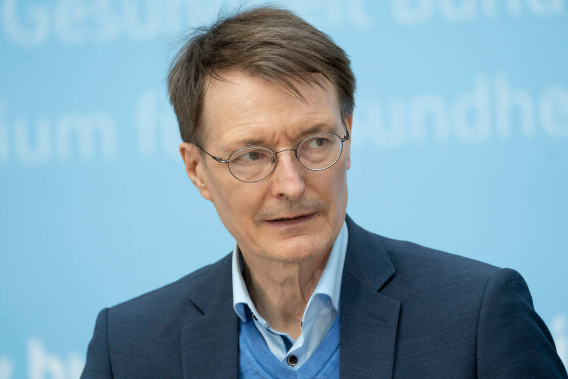 Nach einem Treffen mit den Gesundheitsministern der Länder erklärte Bundesgesundheitsminister Karl Lauterbach (SPD), dass die Isolation und Quarantäne ab dem 1. Mai nicht mehr verpflichtend ist. / Foto: IMAGO/Chris Emil Janßen