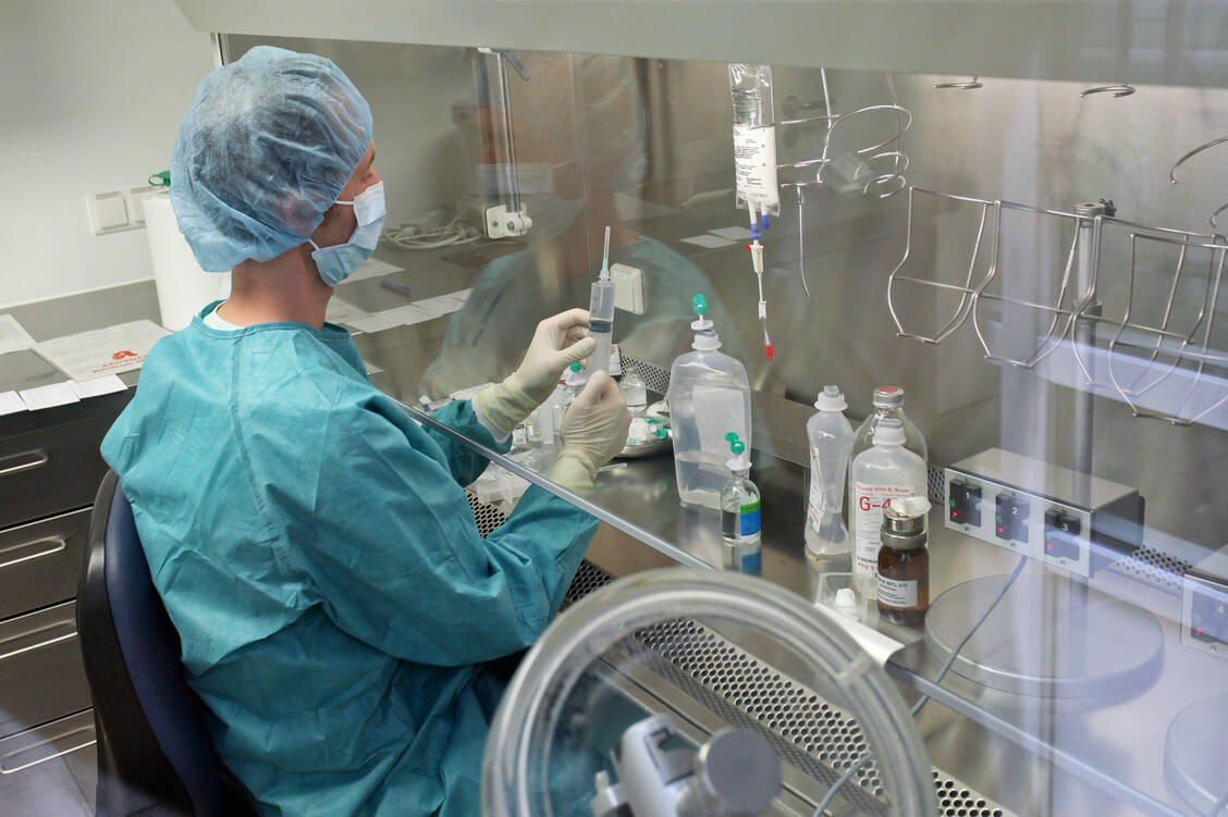 Individuell in Krankenhaus-Apotheken angefertigte Zytostatika-Zubereitungen sind von der Umsatzsteuer befreit. Die Kliniken haben den Patienten irrtümlicherweise jahrelang zuviel berechnet. / Foto: dpa