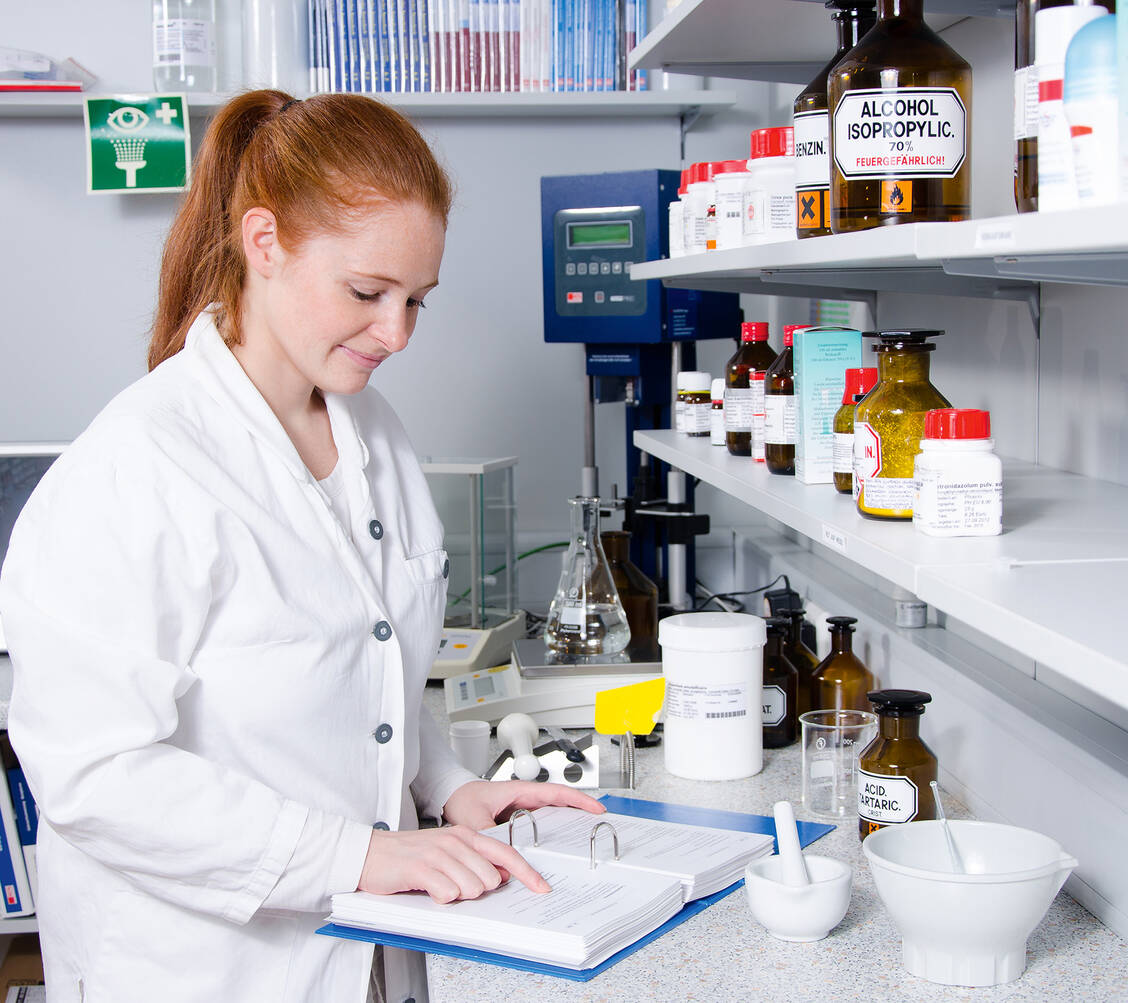 Ein unverzichtbares Standardwerk in Labor und Rezeptur: DAC/NRF wird laufend ergänzt und aktualisiert. / Foto: Fotolia/Melinda Armbruester-Seybert