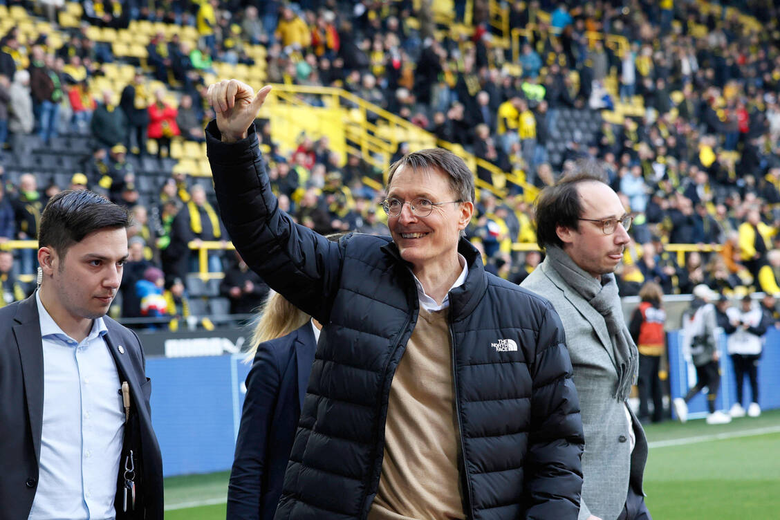 Fußballfan Lauterbach traf sich vor dem Spiel Leverkusen gegen Dortmund mit Apothekerinnen und Apothekern – in einer Sporthalle nahe dem Dortmunder Stadion. / Foto: IMAGO/Jan Huebner