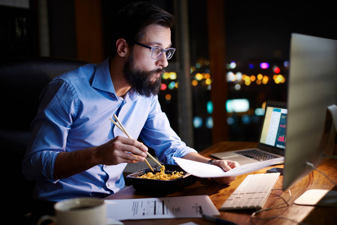 Großer Workload, später Feierabend – und selbst der nur mit schlechtem Gewissen: Arbeitssucht ist ein Problem für die Gesundheit.  / Foto: Getty Images/Gpointstudio