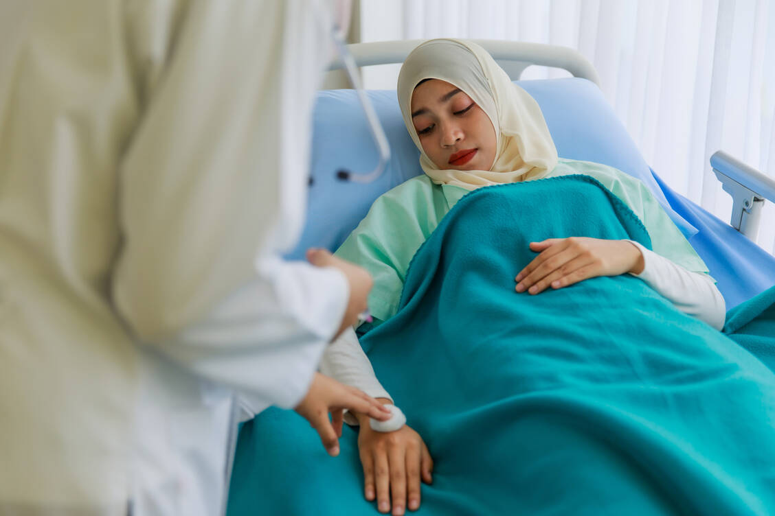 Da akut kranke Menschen meist nicht am Ramadan teilnehmen, spielt der Fastenmonat für die Arzneimitteltherapie im Krankenhaus keine große Rolle. Wohl aber bei der Entlassung und Einstellung auf eine neue Medikation. / Foto: Adobe Stock/Bangkok Click Studio and Space