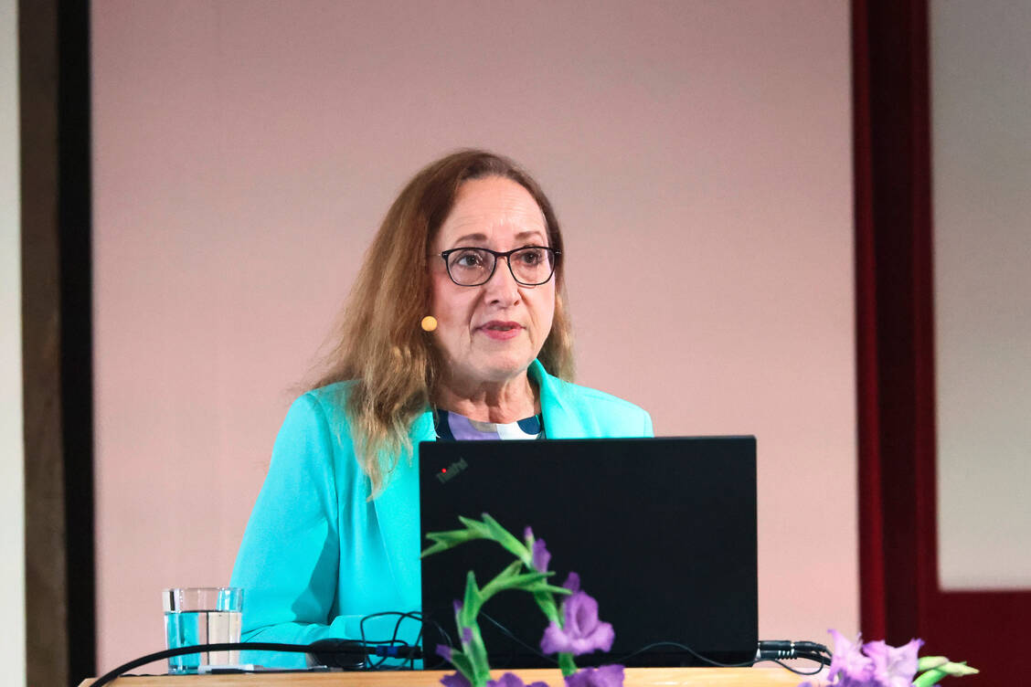 Direkte orale Antikoagulanzien (DOAK) werden unter anderem bei Vorhofflimmern eingesetzt. Professor Dr. Edelgard Lindhoff-Last stellte die Besonderheiten der einzelnen Wirkstoffe vor. / Foto: PZ/Müller