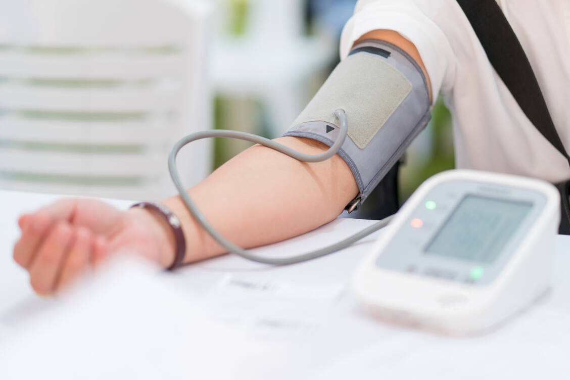 Aldosteron wirkt stark blutdrucksteigernd. Bei Patienten mit manifestem Bluthochdruck sind häufig die Aldosteronwerte erhöht. / Foto: Adobe Stock/CasanoWa Stutio