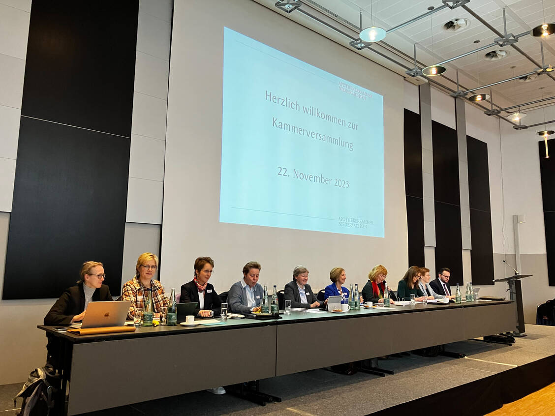 Der Vorstand und die Geschäftsführung der Apothekerkammer Niedersachsen waren vollständig vertreten und standen der Kammerversammlung Rede und Antwort. / Foto: PZ/Daniela Hüttemann