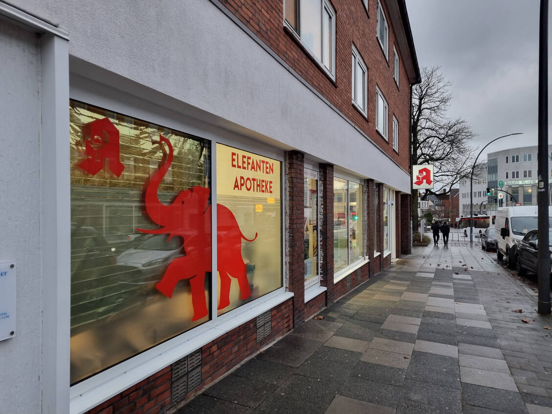 Die Elefanten-Apotheke in Hamburg-Bergedorf und die darüber liegende Hausarztpraxis kümmern sich auch um kranke Menschen, die durchs Raster fallen und sich in prekären Situationen befinden. / © PZ/Daniela Hüttemann