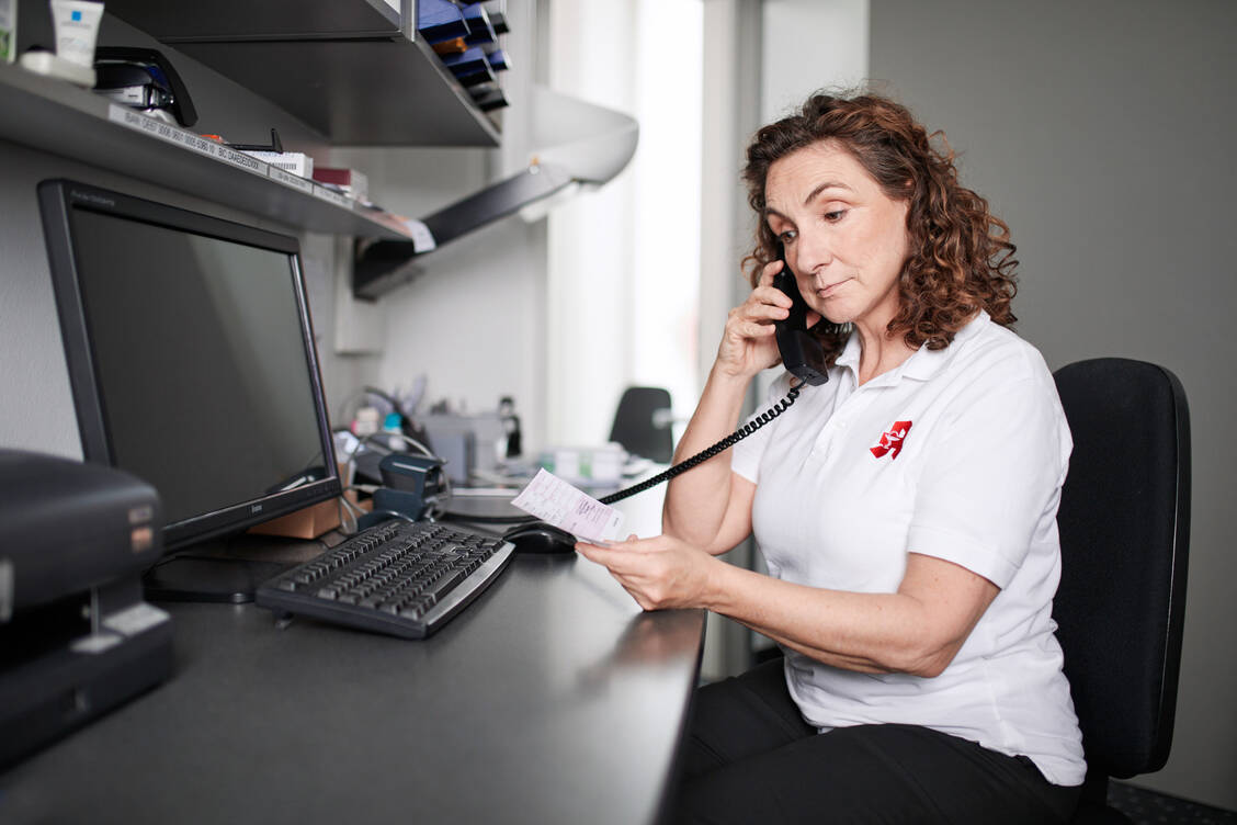 Die Apothekenteams verwenden im Schnitt 20 bis 30 Stunden pro Woche auf das Managen von Lieferengpässen.  / © ABDA