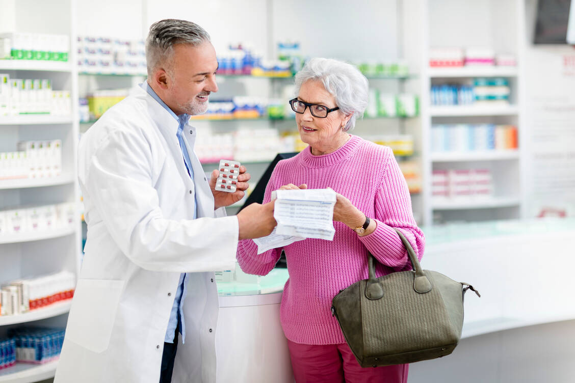 Wichtig ist, dass Apotheker die Patienten genau über das verordnete Medikament informieren und immer wieder zur Adhärenz motivieren. / Foto: ABDA