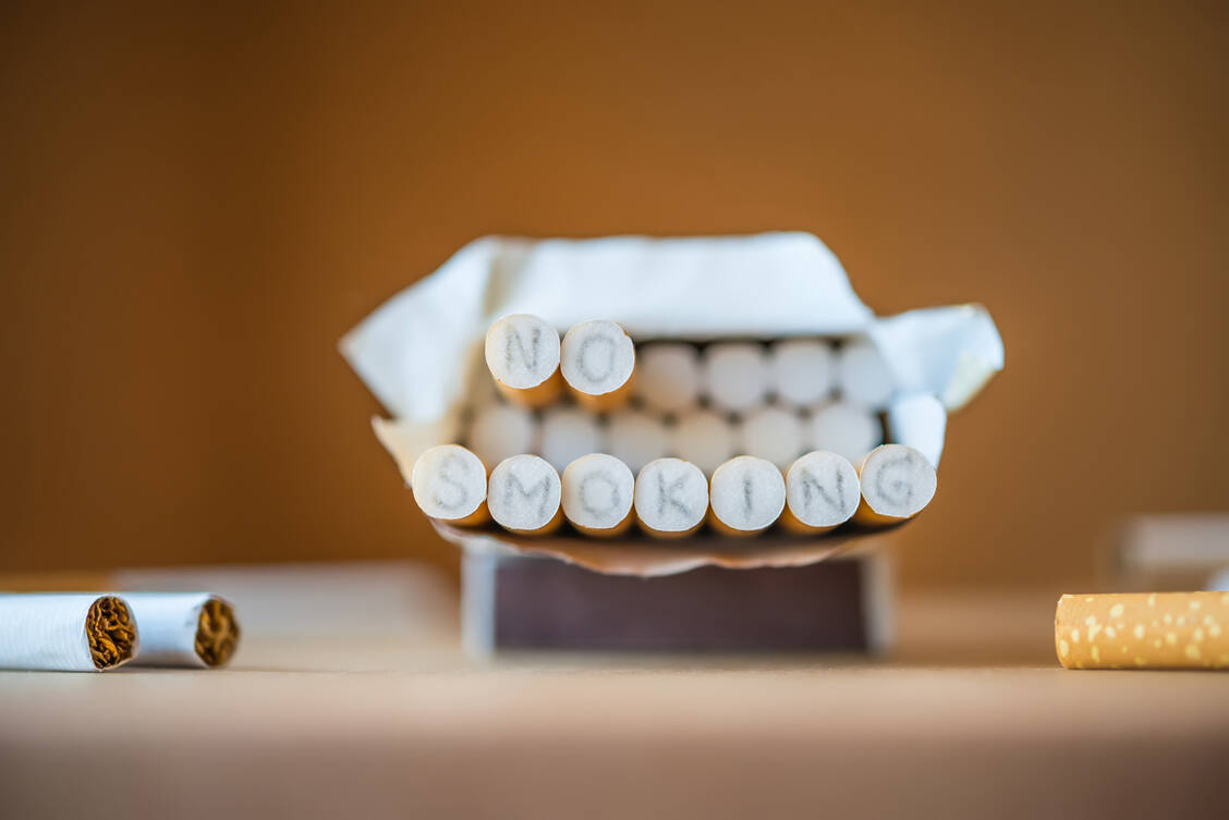 Tabakwerbung verbieten, Steuern erhöhen und das Packungsdesign noch unattraktiver gestalten könnte in Deutschland viele Leben retten. / Foto: Getty Images/AllAGRI
