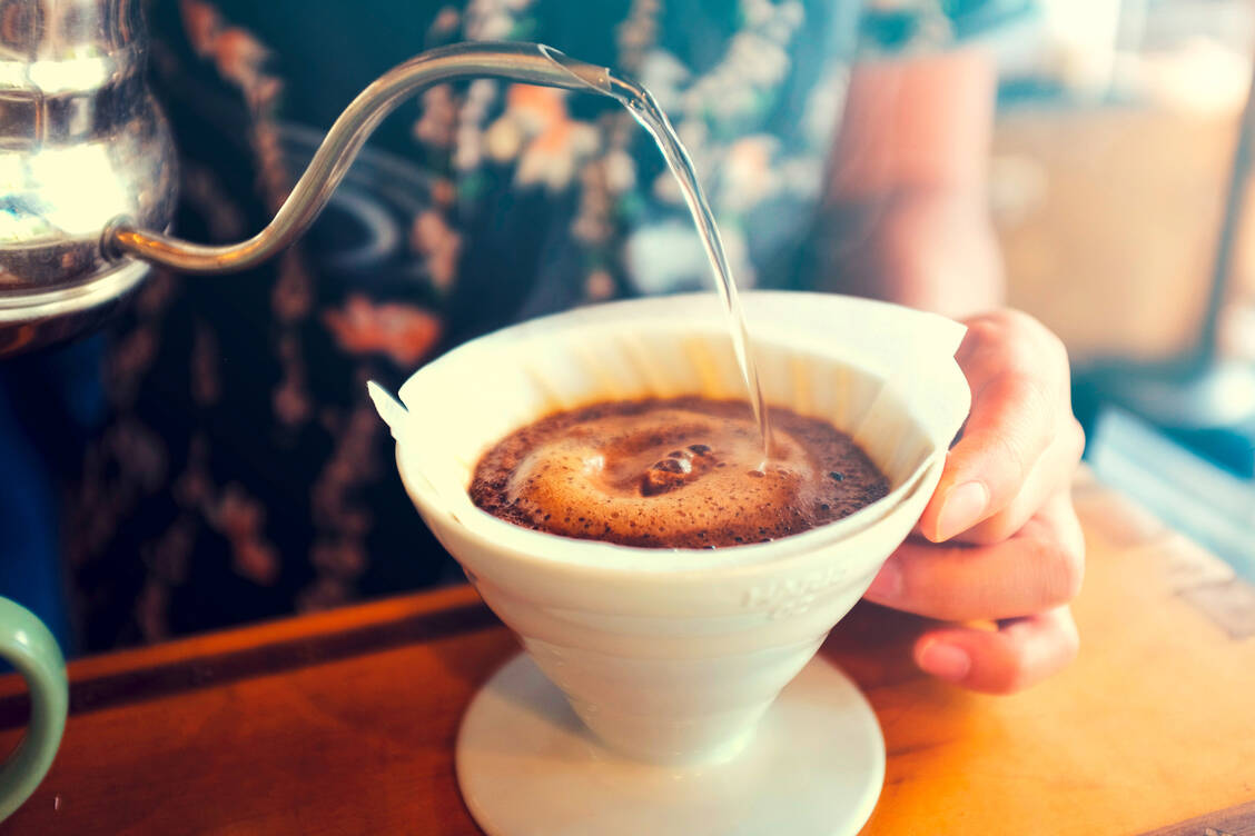 Die dem Kaffee und dem Koffein vielfach entgegengebrachte Skepsis hinsichtlich der Auswirkungen auf die Gesundheit, verdient eine Revision. Besonders filtrierter, koffeinhaltiger Kaffee wirkt sich beachtlich positiv auf die Gesundheit aus. / Foto: Adobe Stock/Monster