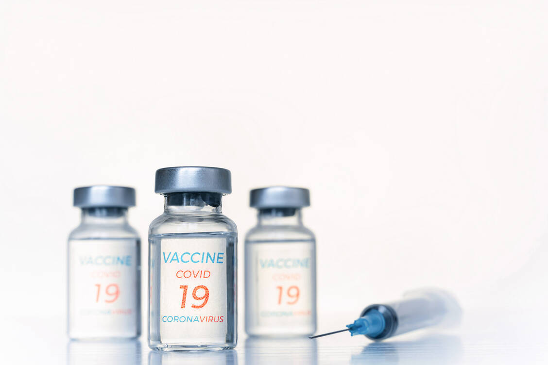 Welcher Corona-Impfstoff in welchem Land zuerst auf den Markt kommt, ist noch ungewiss. In den USA und Europa liegen die Kandidaten von Astra-Zeneca, Pfizer/Biontech und Moderna vorn. / Foto: Getty Images/Irina Velichkina