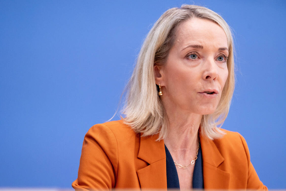 Aktuell sei es »gar nicht darstellbar und nicht zielführend, das Geld der Beitragszahlenden mit der Gießkanne über alle Apotheken im Land zu verteilen«, so die GKV-Vize-Vorstandsvorsitzende Stefanie Stoff-Ahnis. / © Imago/phototek