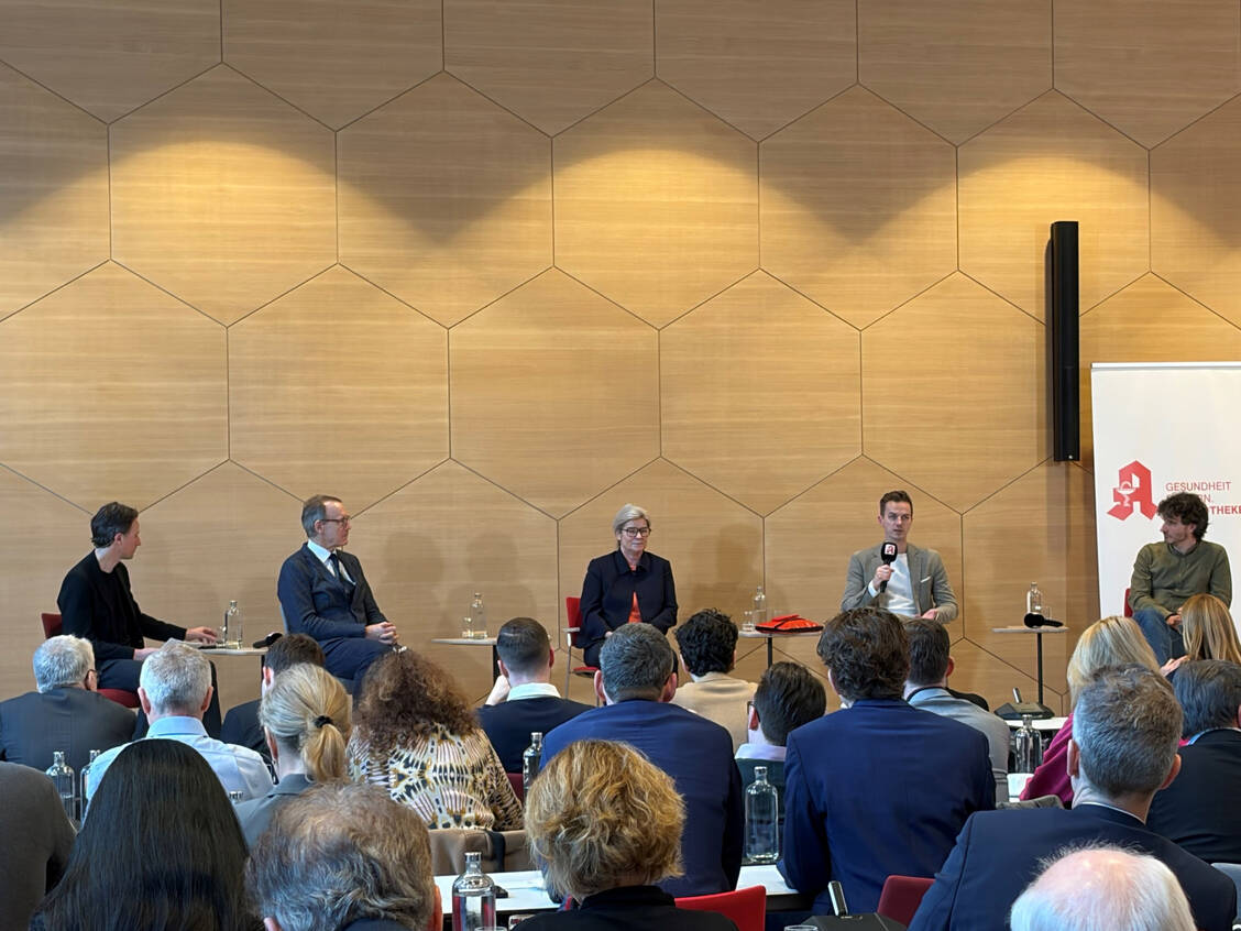 Im Rahmen der ABDA-Mitgliederversammlung diskutierten heute ABDA-Präsident Thomas Preis und die politischen Gesundheitsexperten einiger Bundestagsfraktionen (v.l.n.r. Moderator Alexander Müller, Chefredakteur der PZ; Thomas Preis, Simone Borchardt (CDU), Matthias Mieves (SPD) und Ates Gürpinar (Linke)). / © PZ/Tebroke