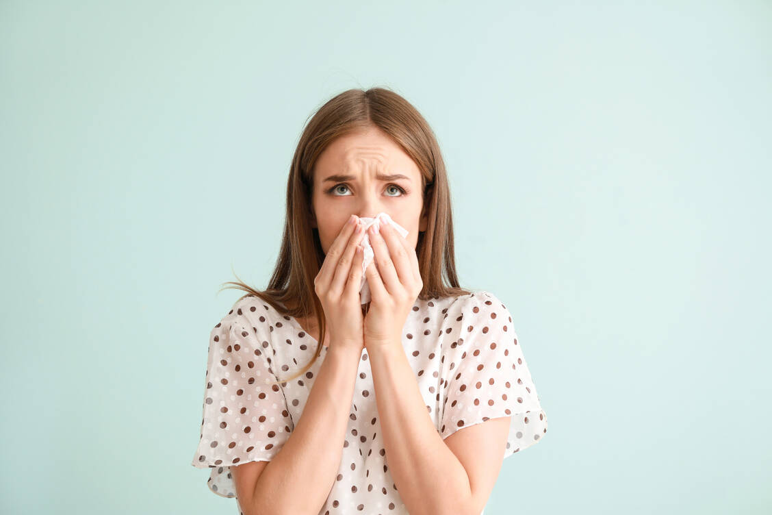 Typische Symptome bei Heuschnupfen sind eine verstopfte juckende Nase, Niesattacken und Fließschnupfen. / Foto: Adobe Stock / Pixel-Shot