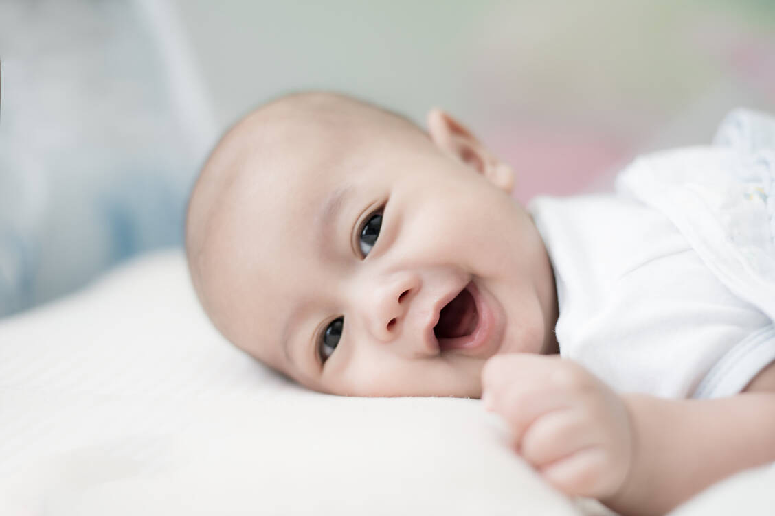 Clesrovimab ist eine neue Option zum Schutz von Neugeborenen und Säuglingen vor RSV. Das Antikörper-Präparat Enflonsia® soll rechtzeitig vor dem Start der kommenden RSV-Saison in Deutschland auf den Markt kommen. / © Shutterstock/PrasitRodphan