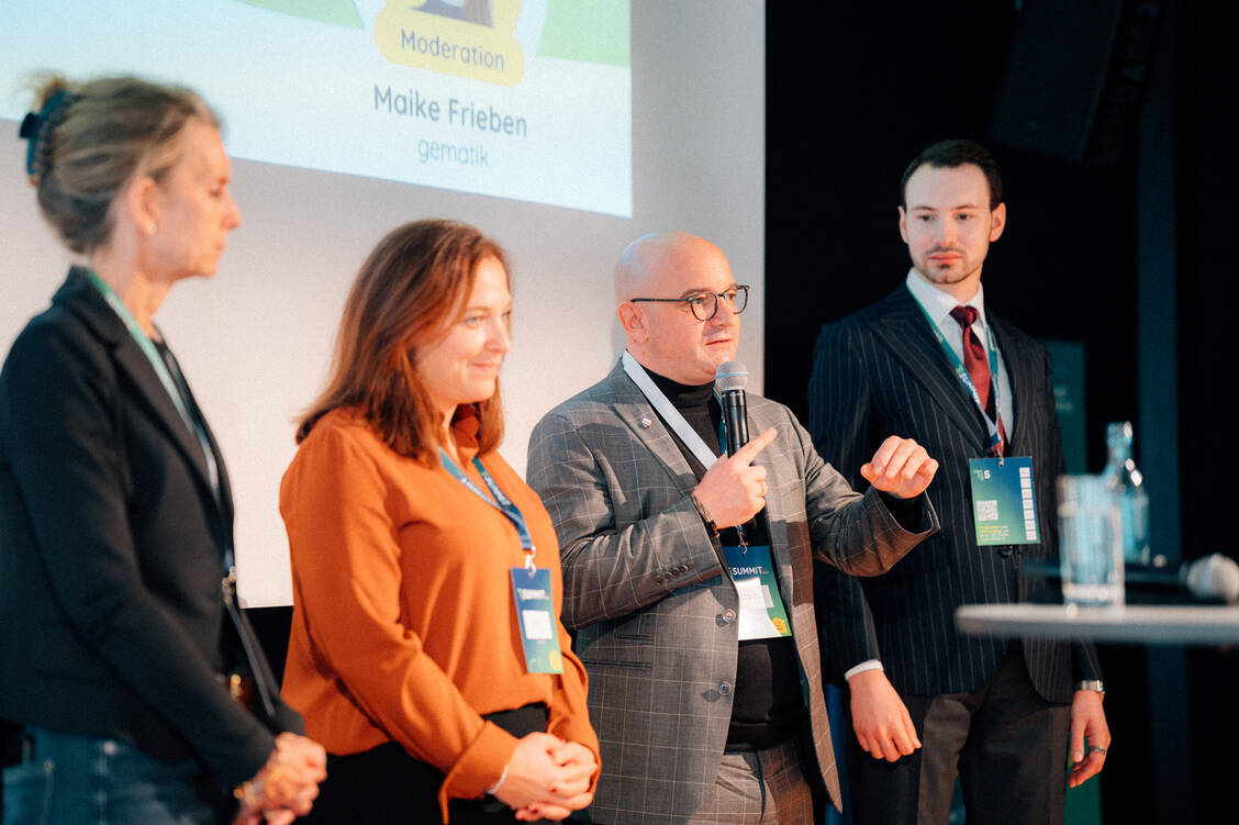 Theresa Holler, Ina Lucas, Tobias Leipold und Sven Morgenstern (v. l. n. r.) auf der Bühne beim TI-Summit in Leipzig. / © WACH Studio GmbH