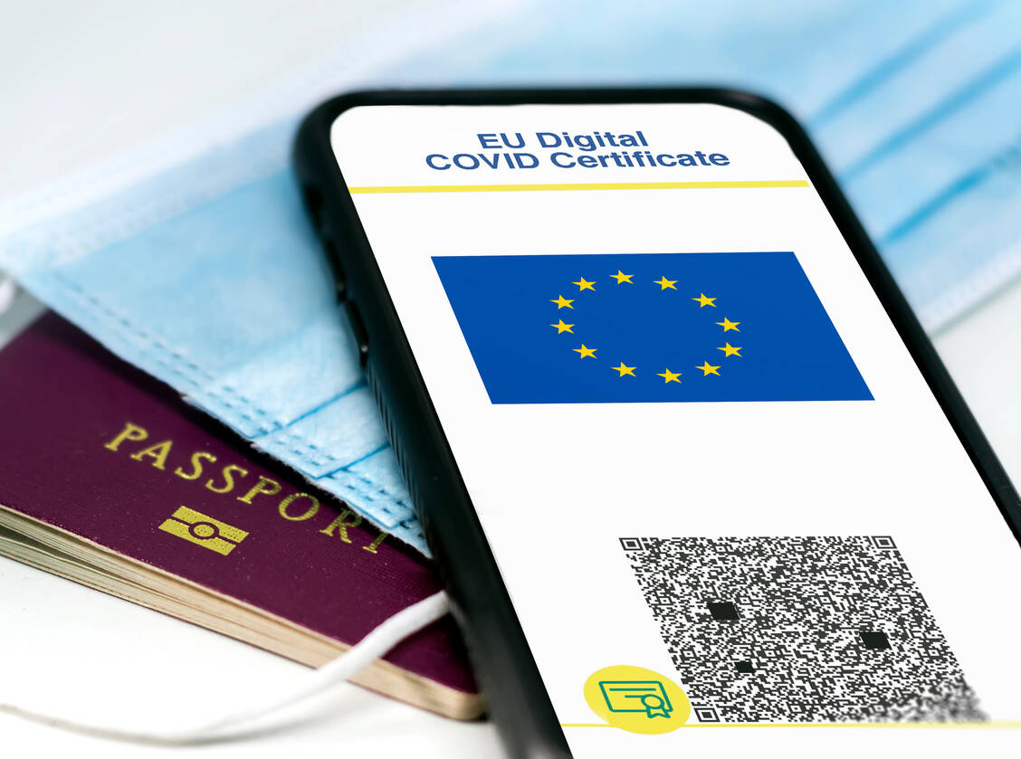 Reisen in Pandemie-Zeiten: Um innerhalb der EU an den Grenzen den Impfstatus nachweisen zu können, bedarf es eines digitalen Impfzertifikats. / Foto: iStock / Getty Images Plus