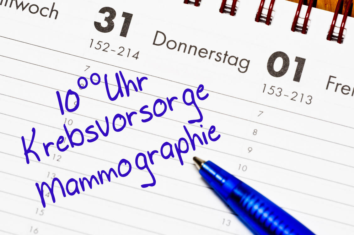 Eine Mammografie zum Screening auf Brustkrebs könnte künftig noch jüngeren Frauen als bisher angeboten werden. / Foto: Adobe Stock/Marco2811