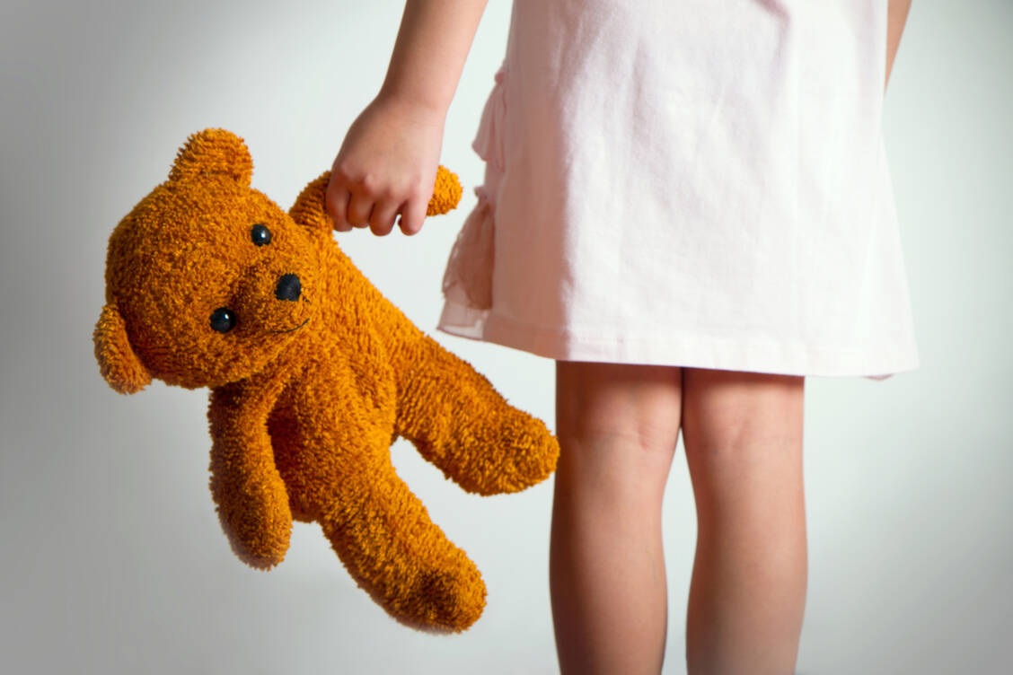 «Gerade, wenn man selbst Kinder hat, muss man die Fähigkeit entwickeln, die Bedürfnisse des Kindes zu erkennen», sagt der Psychologe und Traumaexperte Dr. Marc Schmidt. / Foto: Adobe Stock/angiolina