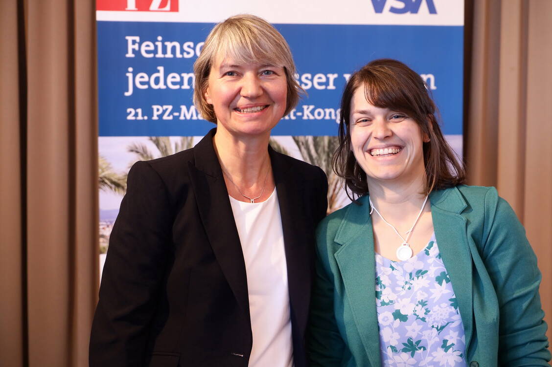 Zwei Generationen in einer Apotheke: Sabine und Heike Gnekow (rechts) berichteten beim PZ-Managementkongress von den Erfahrungen in ihrem Familienunternehmen. / Foto: PZ/Alois Mueller