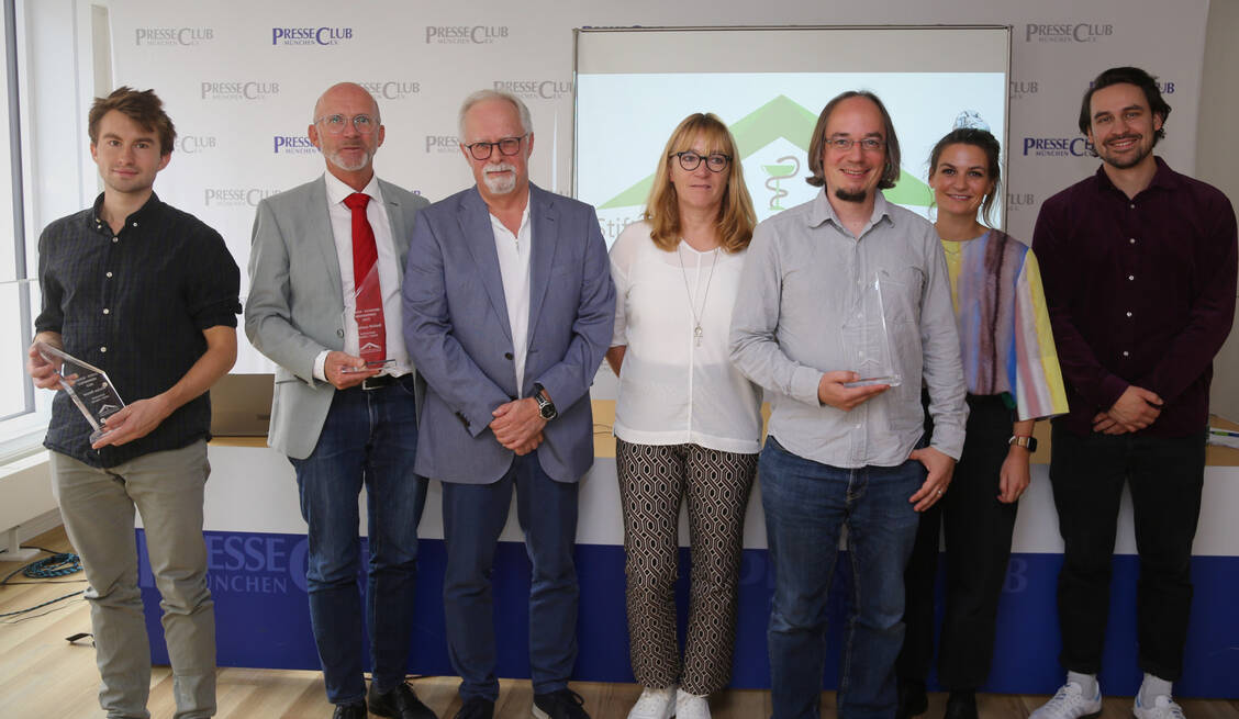 Die Preisträger und das Stifterehepaar (von links): Marius Penzel, Nikolaus Nützel, Dr. Franz und Beatrix Stadler sowie Dr. Jens Foell, Hanna Käsbohrer und Kevin Brüssel aus dem Team der MaiThink X Show / Foto: Stiftung Arzneimittelsicherheit
