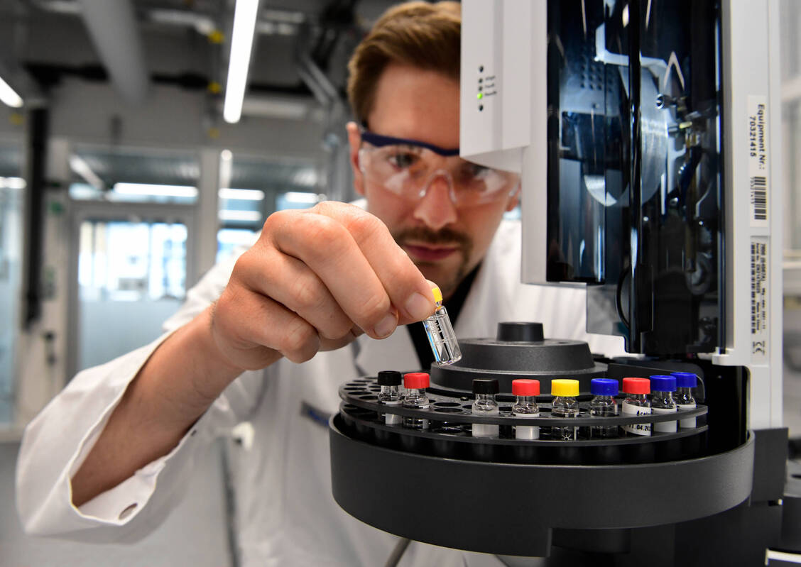Für die pharmazeutische Industrie sei beispielsweise eine Vereinfachung im Bereich der klinischen Studien dringend notwendig, ebenso wie der Datenzugang und die Nutzbarkeit von anonymisierten Gesundheitsdaten in Deutschland, heißt es im »Economic Policy Brief« des vfa. / Foto: IMAGO/sepp spiegl