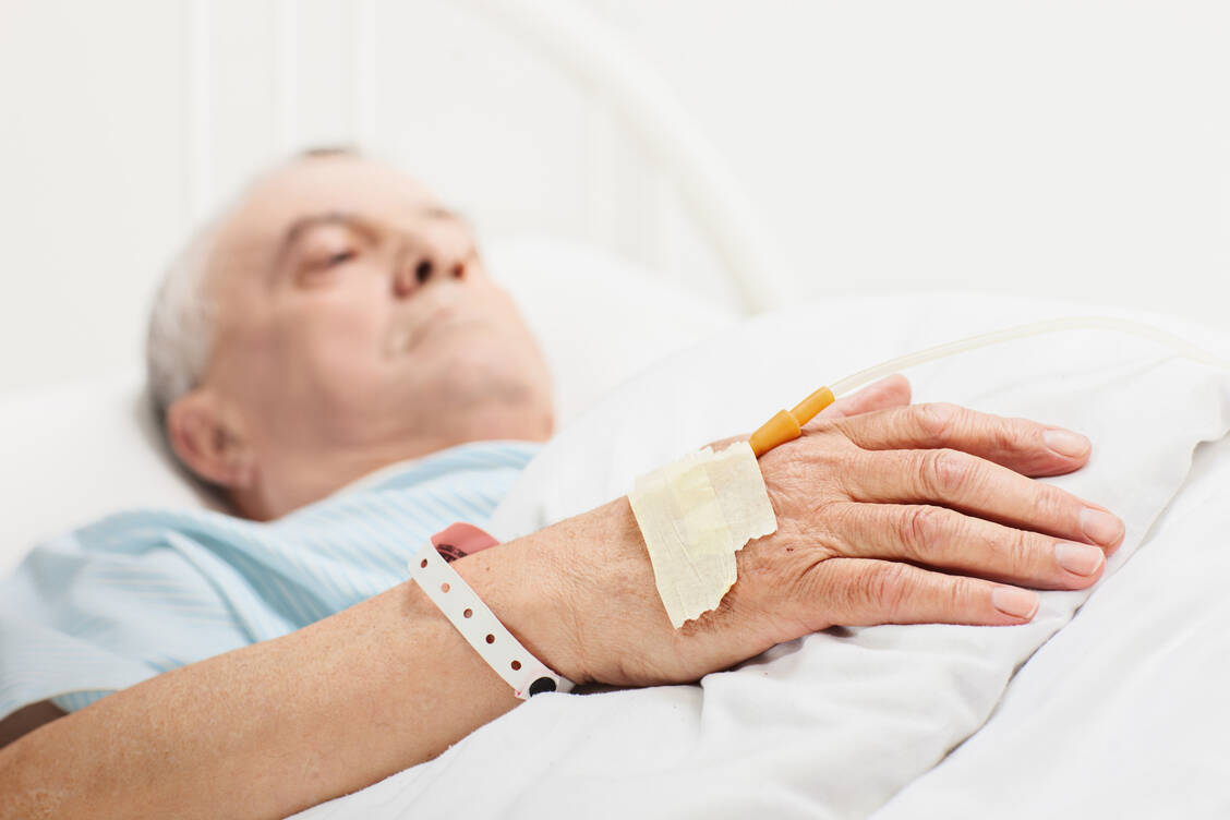 Das Blasenkarzinom ist ein relativ häufiger Tumor, vor allem bei älteren Männern. Bei metastasierten Tumoren wird oft eine Platin-basierte Chemotherapie eingesetzt. Eine weitere Option bietet Enfortumab-Vedotin.  / Foto: Shutterstock/Ljupco Smokovski
