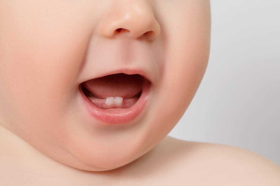 Keine Frage: Säuglinge und Kleinkinder sollten eine Fluorid-Prophylaxe erhalten. Aber welche? / Foto: Adobe Stock/seregraff