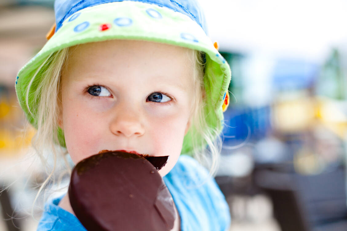 Ungünstige Lebensmittel wie  Süßigkeiten und Softdrinks machen einer aktuellen Studie zufolge bei Kleinkindern im Mittel zwischen 25 und 36 Prozent der täglichen Energiezufuhr aus.  / Foto: Adobe Stock/Silke Wedler