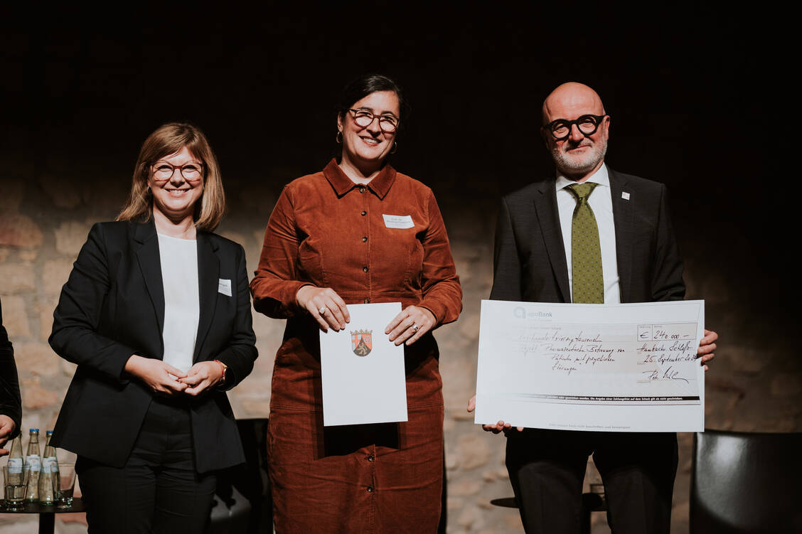 Staatssekretärin Nicole Steingaß (SPD) und Kammerpräsident Peter Stahl überreichten die Fördersummen an Professor Dr. Kristina Friedland von der Universität Mainz (Mitte). / Foto: LAK Rheinland-Pfalz