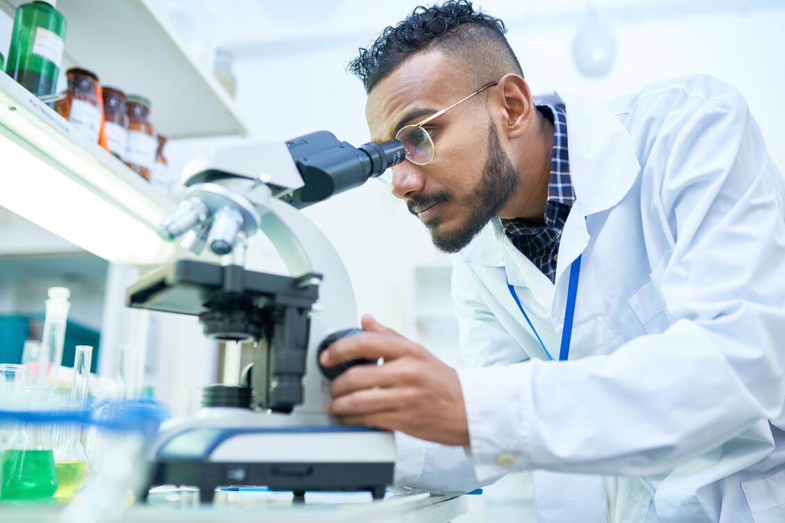 Drei Viertel der Studienteilnehmenden glauben, dass wissenschaftliche Methoden geeignet sind, die Wahrheit ans Licht zu bringen. / © Adobe Stock/Seventyfour