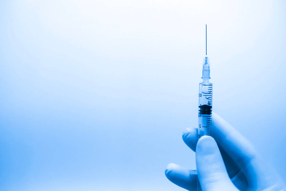 In der EU wurde ein neuartiger Impfstoff gegen Covid-19 zugelassen. Er enthält selbst amplifizierende mRNA. / © Adobe Stock/Trsakaoe