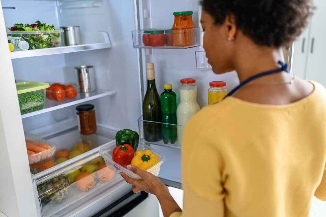 Menschen mit Orthorexie zeigen ein extremes Essverhalten, bei dem die Gedanken ständig um die Qualität der eigenen Ernährung kreisen. / © Getty Images/bluecinema