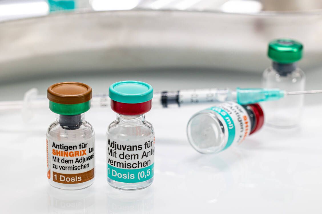 Der Herpes-zoster-Impfstoff Shingrix® enthält unter anderem das neuere Adjuvanz MPL. Dieses wirkt als sogenanntes PAMP und erzeugt dadurch eine sehr effektive Immunantwort. / © IMAGO/Beautiful Sports