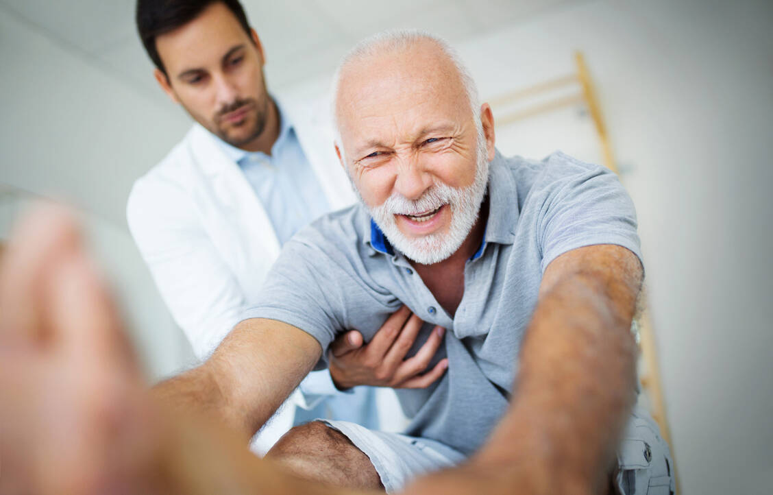 Menschen mit chronischen Schmerzen brauchen eine umfassende Therapie. Doch viele Maßnahmen wie Physiotherapie und Rehasport waren in der Pandemie nicht oder nur eingeschränkt möglich.  / Foto: Getty Images/gilaxia