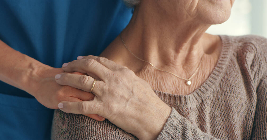 Precious time: Accompanying a loved one until death can be very enriching. / © Getty Images/Marco VDM