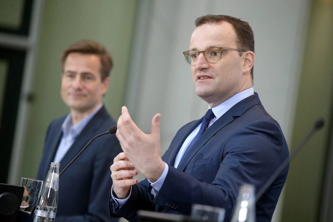 Google-Deutschlandchef Philipp Justus (links) präsentierte am heutigen Dienstag in Berlin gemeinsam mit Bundesgesundheitsminister Jens Spahn eine Kooperation zwischen dem Ministerium und dem Internetgiganten. / Foto: picture alliance/dpa/ Wolfgang Kumm