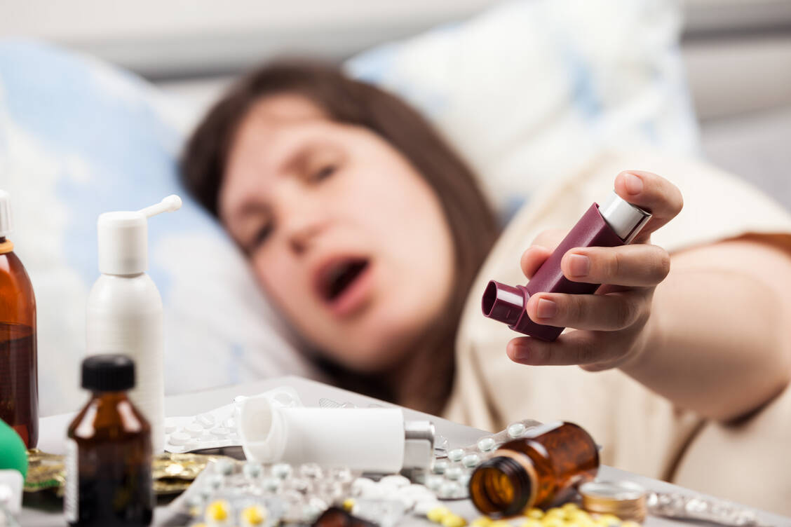Die Gabe eines inhalativen Corticoids bei viralen Lungeninfekten ist ein zweischneidiges Schwert, da sie die Immunreaktion unterdrückt. Das könnte jedoch bei überschießenden Reaktionen, wie häufig bei Covid-19, von Vorteil sein. / Foto: Adobe Stock/Ilya Andriyanov