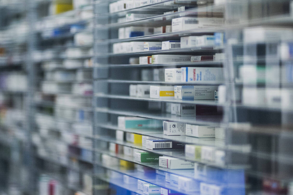 Seit Mitte März 2025 existiert der Gesetzesentwurf der EU-Kommission zum »Critical Medicines Act« (CMA), der unter anderem darauf abzielt, Versorgungsengpässe bei wichtigen Arzneimitteln wie Antibiotika, Insulin und Schmerzmitteln zu beheben. / © Imago Images/photothek